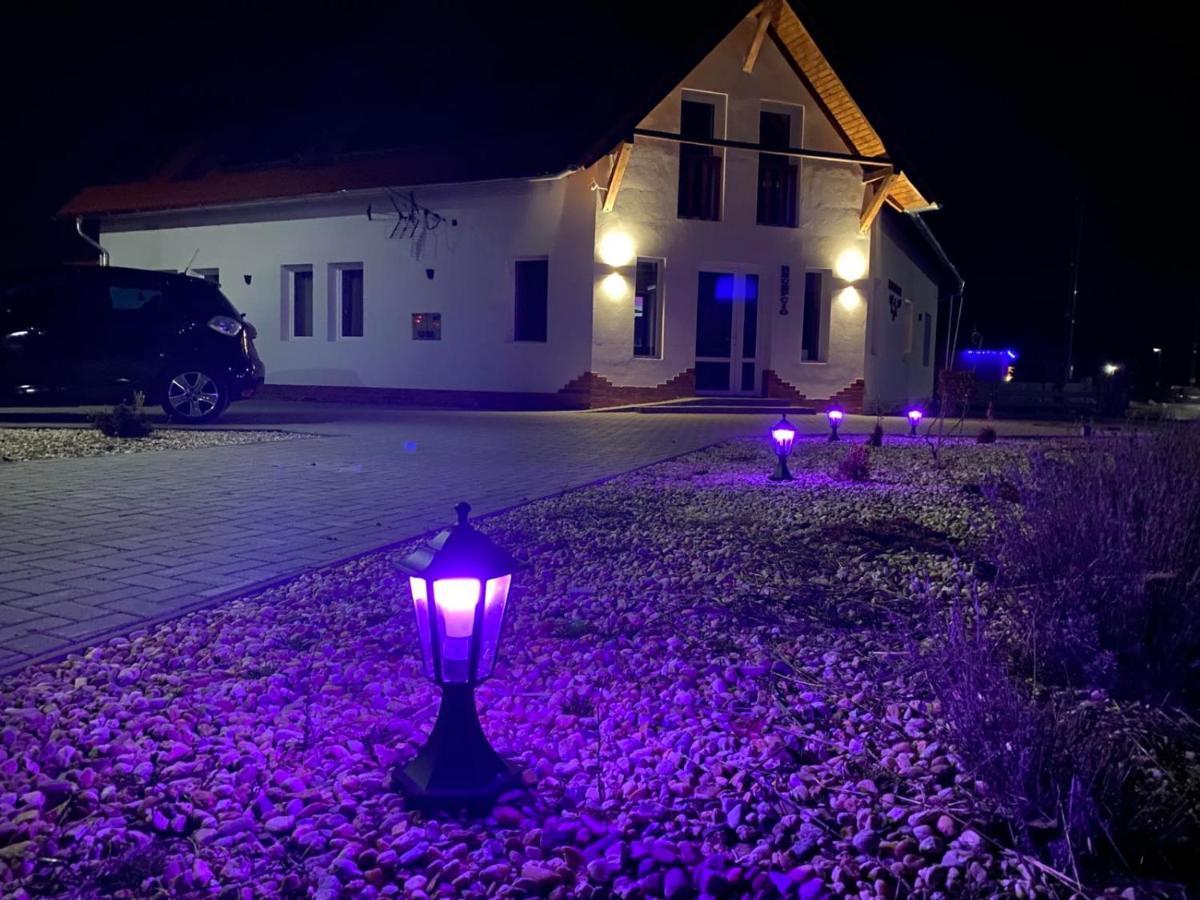 Megnyugtat-Lak Apartmanhaz Демьен Экстерьер фото