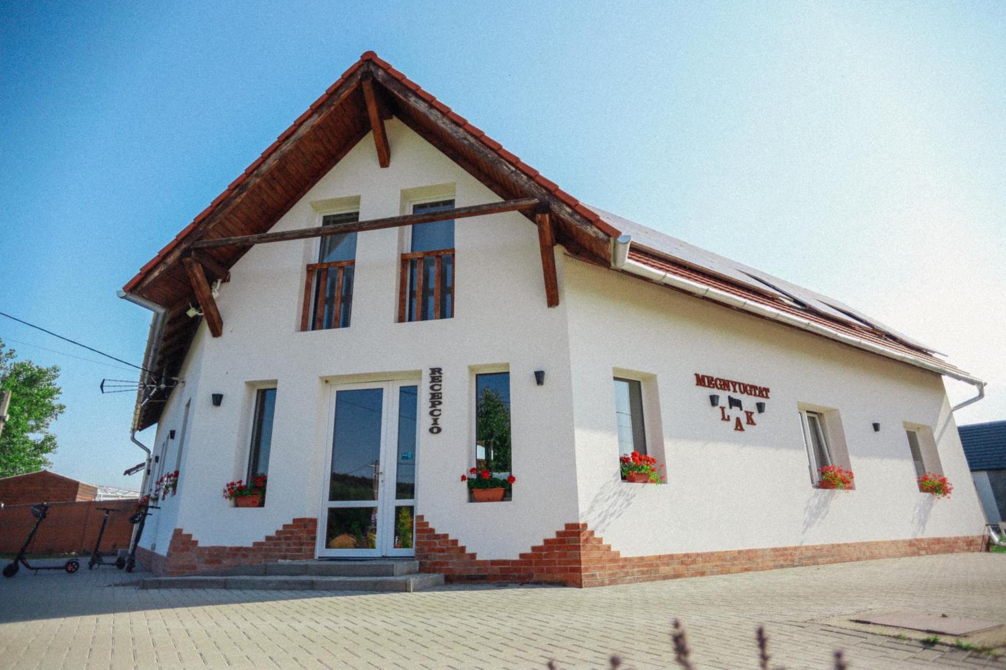 Megnyugtat-Lak Apartmanhaz Демьен Экстерьер фото