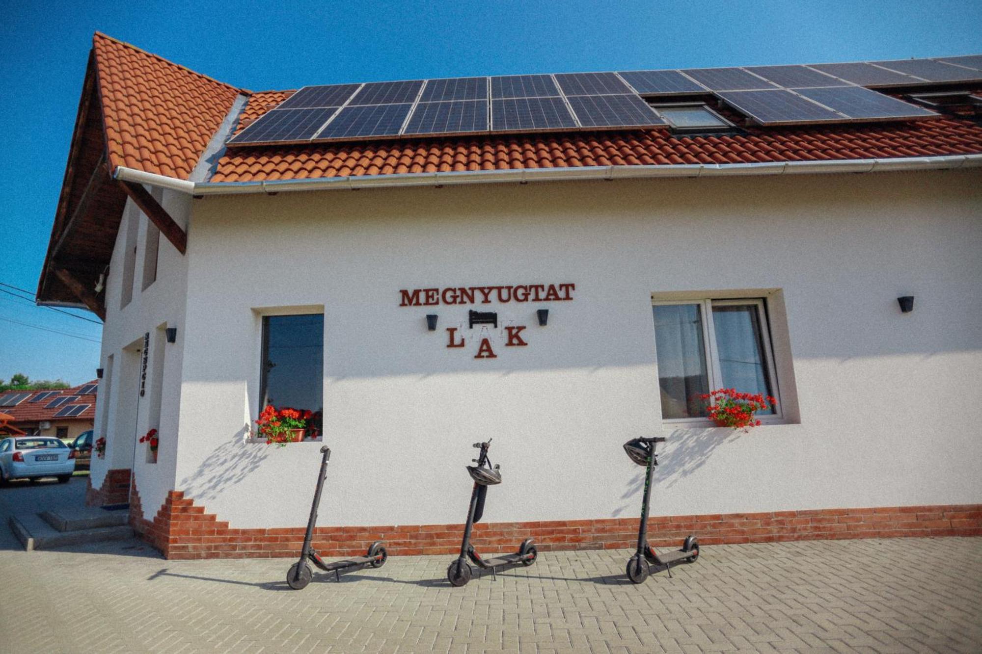 Megnyugtat-Lak Apartmanhaz Демьен Экстерьер фото