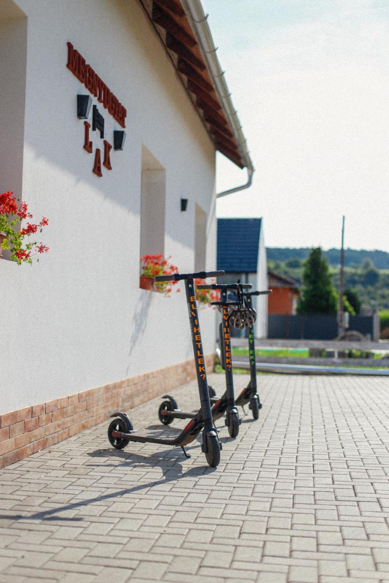 Megnyugtat-Lak Apartmanhaz Демьен Экстерьер фото